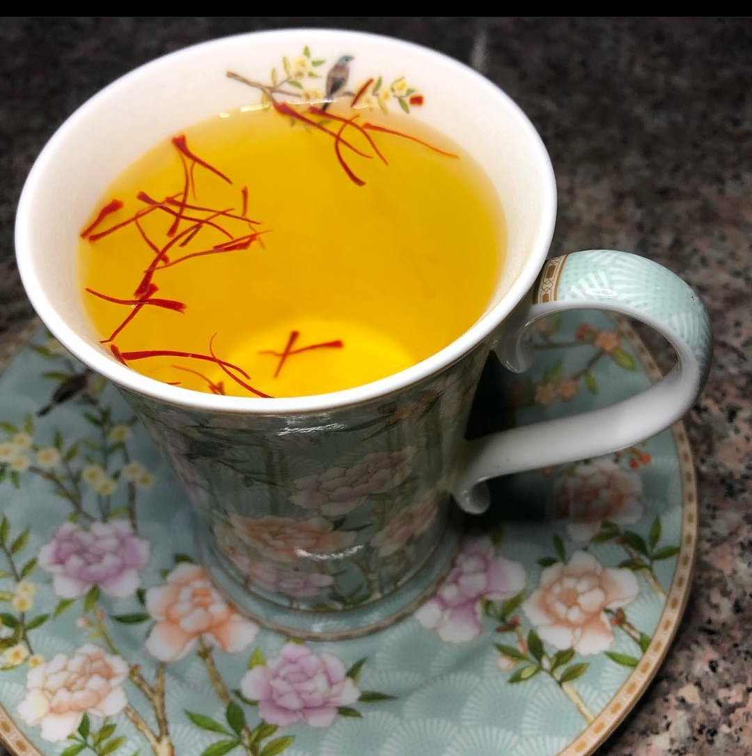 How to make saffron tea with milk?